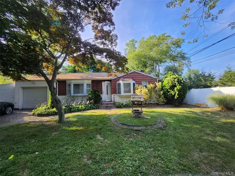 3 Hickory Pl, Bay Shore, NY 11706