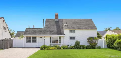 17 Skylark Ln, Levittown, NY 11756