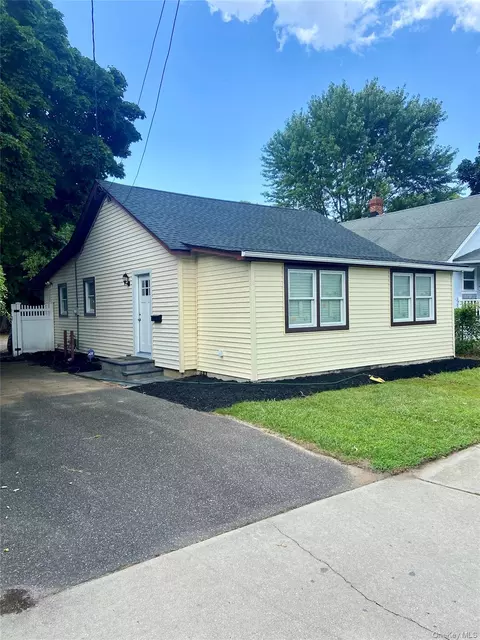31 Oakland Ave, Port Jefferson Station, NY 11776