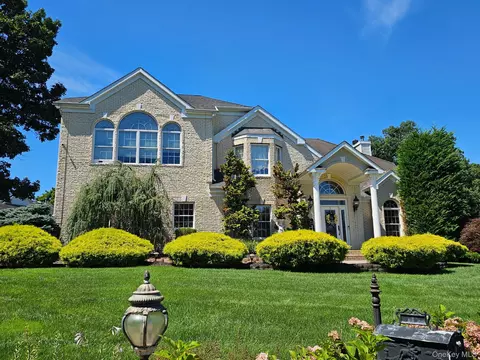 2 Hamilton Pl, Lake Grove, NY 11755