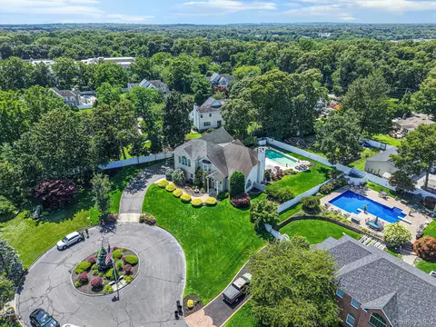 2 Hamilton Pl, Lake Grove, NY 11755