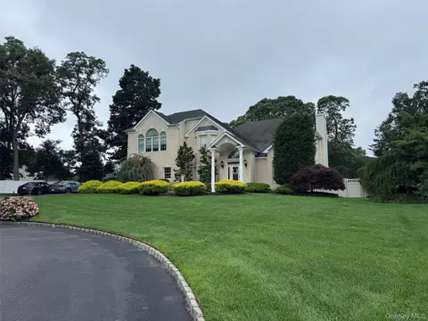 2 Hamilton Pl, Lake Grove, NY 11755