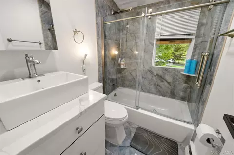 Bath - 19 Eckernkamp Dr, Smithtown, NY 11787 photo 4 of 4