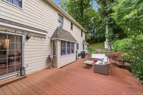 Exterior - 19 Eckernkamp Dr, Smithtown, NY 11787 photo 5 of 6
