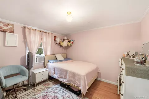 Bedroom - 19 Eckernkamp Dr, Smithtown, NY 11787 photo 4 of 6