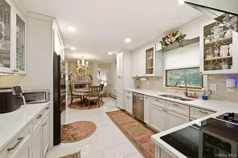 Kitchen - 19 Eckernkamp Dr, Smithtown, NY 11787 photo 1 of 3