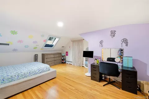 Bedroom - 19 Eckernkamp Dr, Smithtown, NY 11787 photo 3 of 6