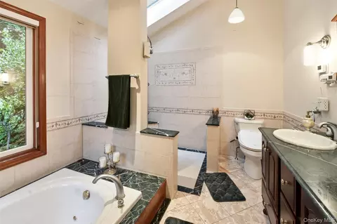 Bath - 19 Eckernkamp Dr, Smithtown, NY 11787 photo 2 of 4
