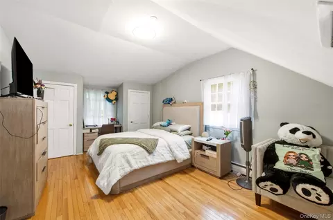 Bedroom - 19 Eckernkamp Dr, Smithtown, NY 11787 photo 5 of 6
