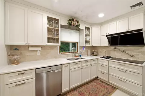 Kitchen - 19 Eckernkamp Dr, Smithtown, NY 11787 photo 2 of 3