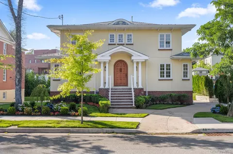 233-25 38 Dr, Douglaston, NY 11363