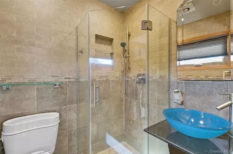 Bath - 17 Willben Ln, Plainview, NY 11803 photo 2 of 2