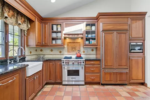 Kitchen - 17 Willben Ln, Plainview, NY 11803 photo 1 of 5