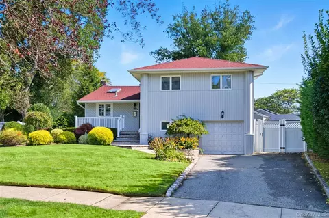 Exterior - 17 Willben Ln, Plainview, NY 11803 photo 2 of 7