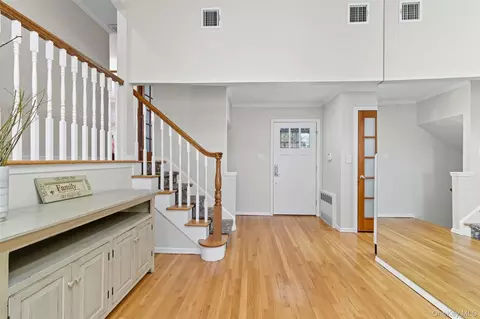 Entry Way - 17 Willben Ln, Plainview, NY 11803 photo 1 of 3