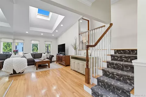Entry Way - 17 Willben Ln, Plainview, NY 11803 photo 2 of 3
