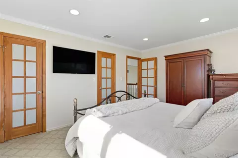 Bedroom - 17 Willben Ln, Plainview, NY 11803 photo 5 of 5