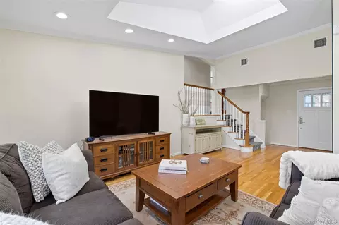 Living - 17 Willben Ln, Plainview, NY 11803 photo 4 of 5