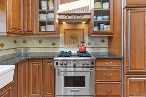 Kitchen - 17 Willben Ln, Plainview, NY 11803 photo 3 of 5