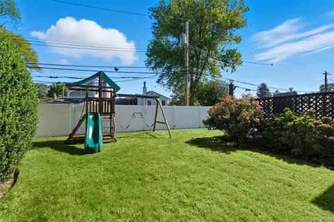 Exterior - 17 Willben Ln, Plainview, NY 11803 photo 7 of 7