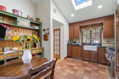 Kitchen - 17 Willben Ln, Plainview, NY 11803 photo 4 of 5
