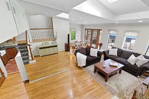 Living - 17 Willben Ln, Plainview, NY 11803 photo 5 of 5
