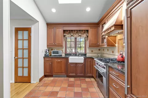Kitchen - 17 Willben Ln, Plainview, NY 11803 photo 5 of 5