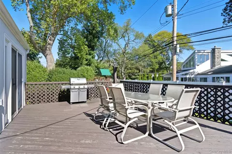 Exterior - 17 Willben Ln, Plainview, NY 11803 photo 4 of 7
