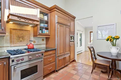 Kitchen - 17 Willben Ln, Plainview, NY 11803 photo 2 of 5