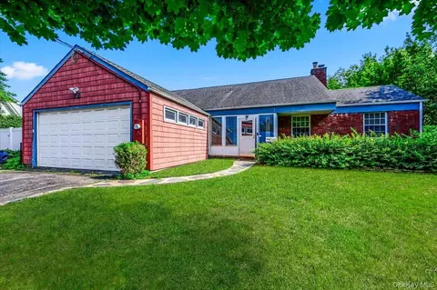 22 Manitton Ct, Islip, NY 11751