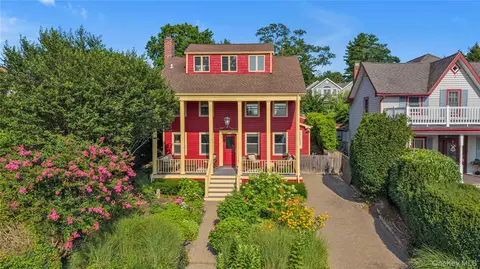 15 Jackson St, North Hempstead, NY 11050