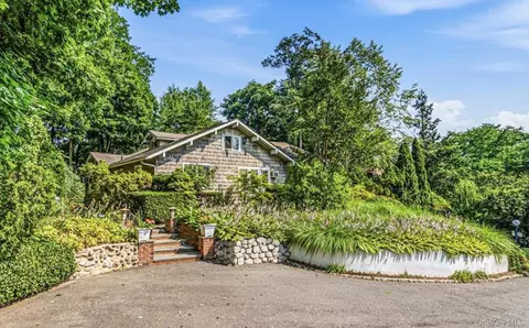 18 Crescent Rd, North Hempstead, NY 11021