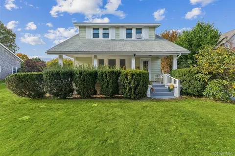 15 S Bay Ave, Eastport, NY 11941