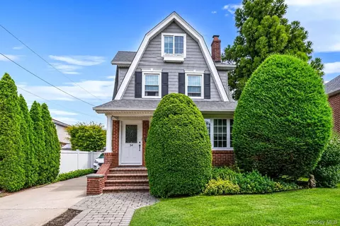 34 Drake St, Malverne, NY 11565