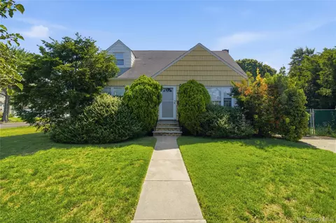 695 Eileen Ct, Franklin Square, NY 11010