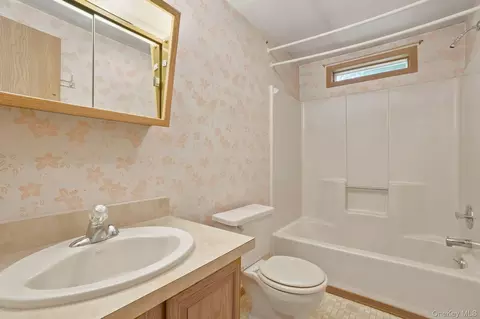 Bath - 86 Spackenkill Rd, Poughkeepsie, NY 12603 photo 1 of 2