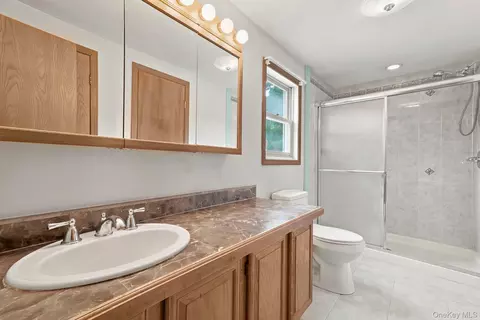 Bath - 86 Spackenkill Rd, Poughkeepsie, NY 12603 photo 2 of 2