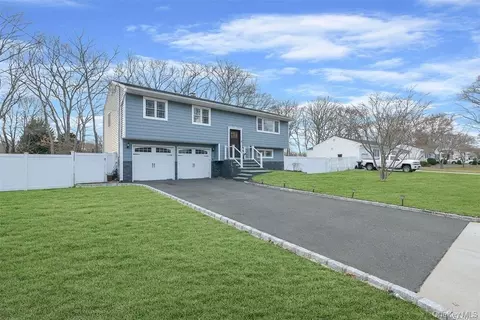10 Shenandoah Blvd, Port Jefferson Station, NY 11776