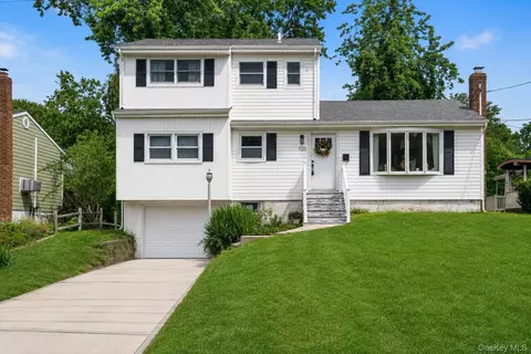 120 Glenwood Rd, Glenwood Landing, NY 11547