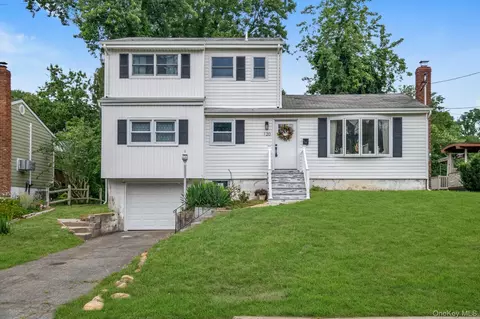 120 Glenwood Rd, Glenwood Landing, NY 11547