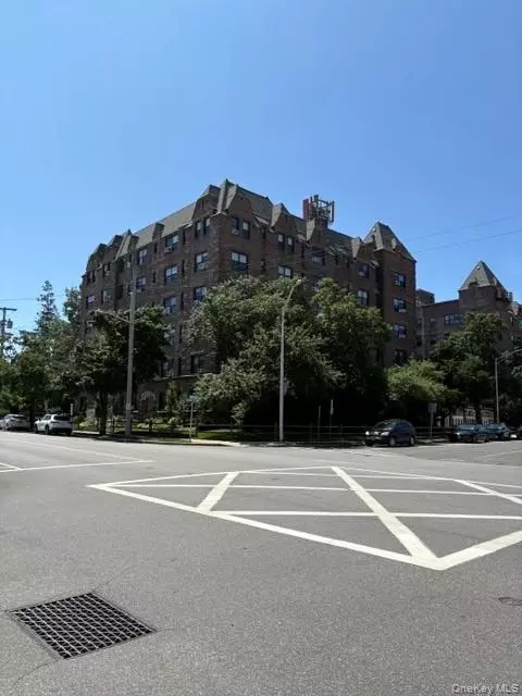 141 Woodmere Blvd #4B, Woodmere, NY 11598