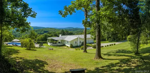 21 Overlook Dr, Pawling, NY 12564