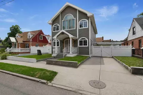 1011 Bay 24th St, Far Rockaway, NY 11691