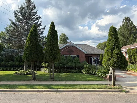 11 New York Ave, Massapequa, NY 11758