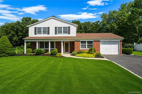 35 Royalston Ln, Centereach, NY 11720