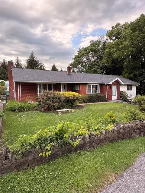 8 Boulder Rd, Newburgh, NY 12550