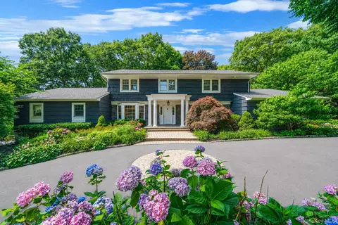 1 Winston Ct, Dix Hills, NY 11746