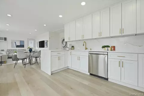84 N Fordham Rd, Hicksville, NY 11801