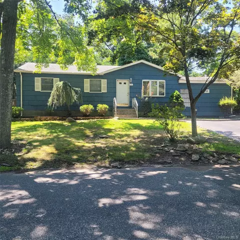 28 Twilight Rd, Rocky Point, NY 11778