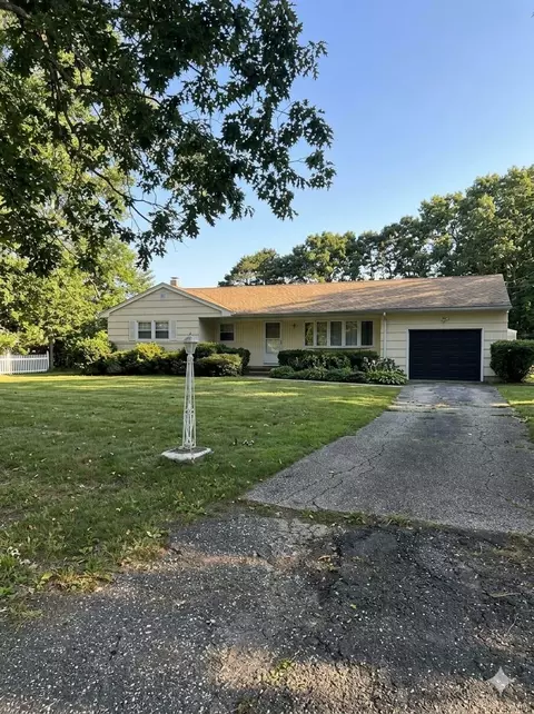 95 Willow St, Central Islip, NY 11722